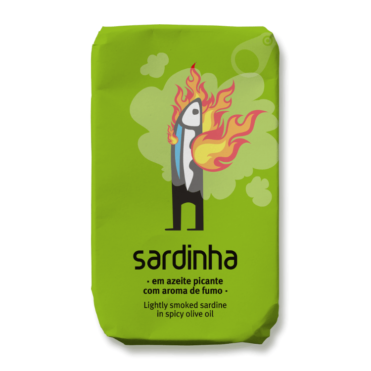 Sardine in würzigem Olivenöl mit Raucharoma (120g) Sardinha von Sardinha bei Araxxon  - Hochwertiges griechisches Produkt.   Sardine in würzigem Olivenöl mit Raucharoma (120g) Sardinha από Sardinha στο Araxxon  - Αυθεντικό ελληνικό προϊόν.