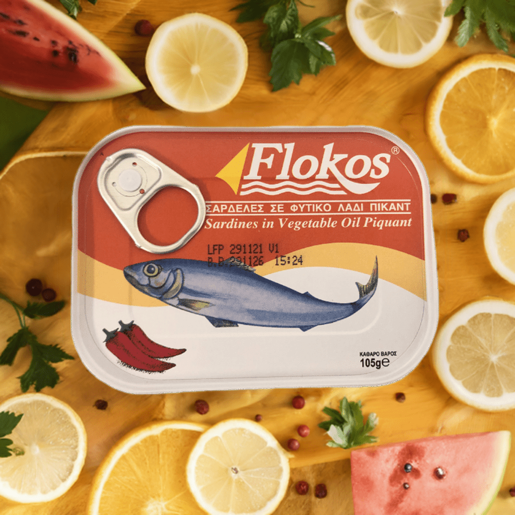 Sardinen in Pflanzenöl Pikant (105g) Flokos von Flokos bei Araxxon  - Hochwertiges griechisches Produkt.   Sardinen in Pflanzenöl Pikant (105g) Flokos από Flokos στο Araxxon  - Αυθεντικό ελληνικό προϊόν.  